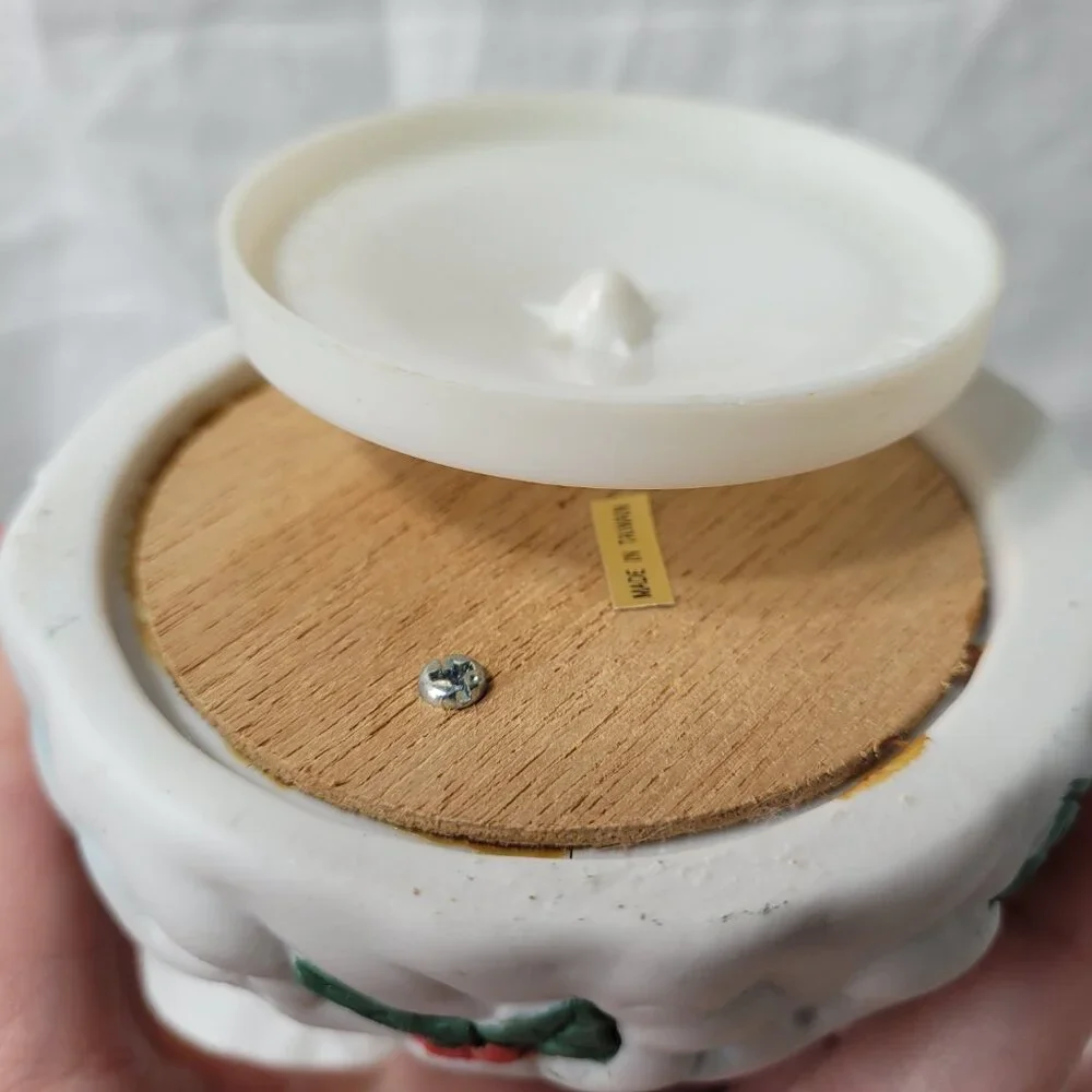 Dove Snowbirds Musical Figurine Christmas Mistle Toe Deck the Halls Song Vintage
